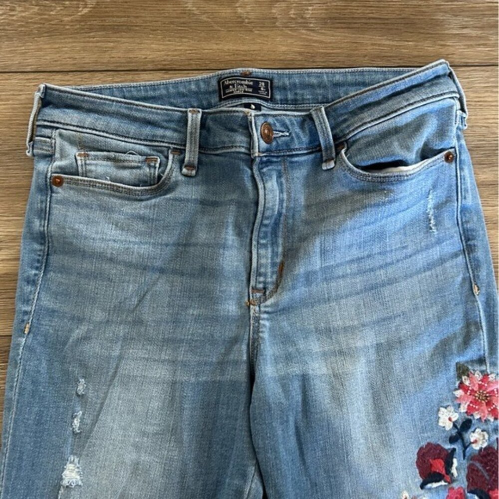 Abercrombie & Fitch Harper Low Rise Ankle Embroidered Distressed Jeans Sz 28/6 - Picture 4 of 16